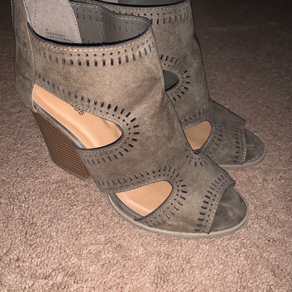 Olive chunky heel peep toe boots sandal size 8